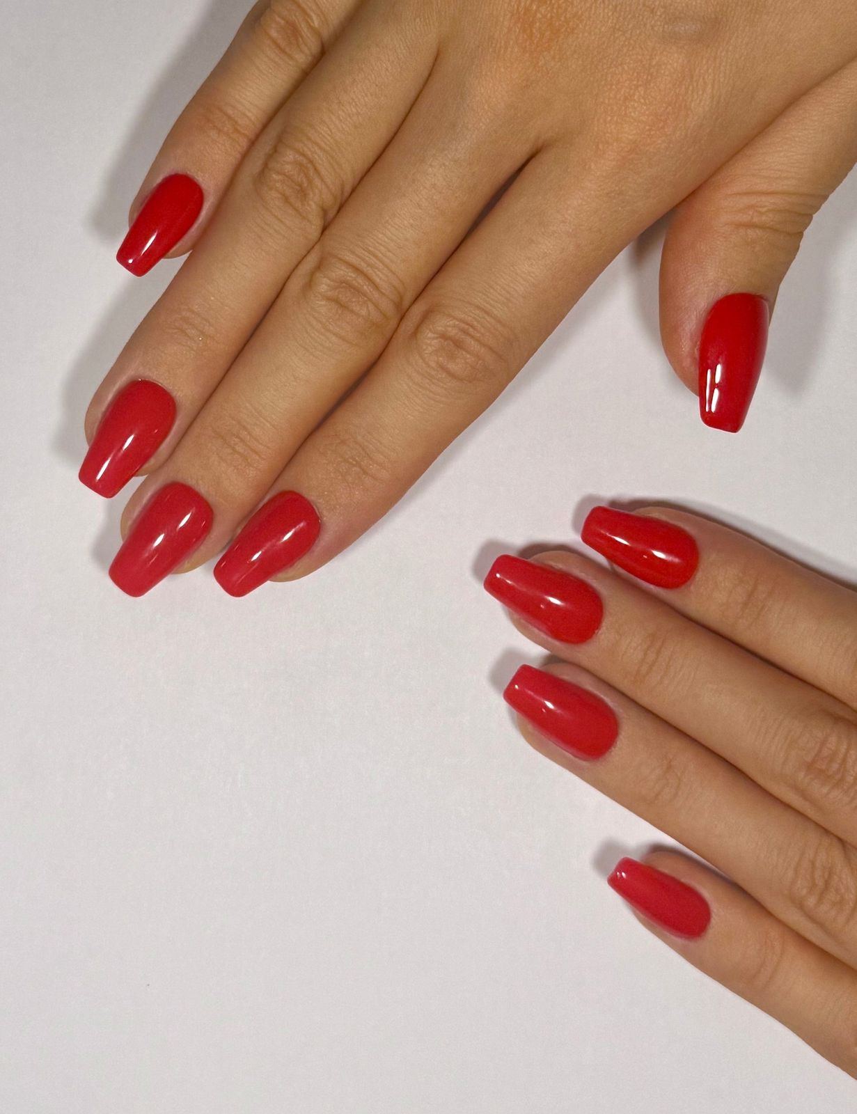 Vibrant Red Glossy Short Coffin Nails Vibrant Red Glossy Short Coffin Nails — Short Winter Coffin Nails