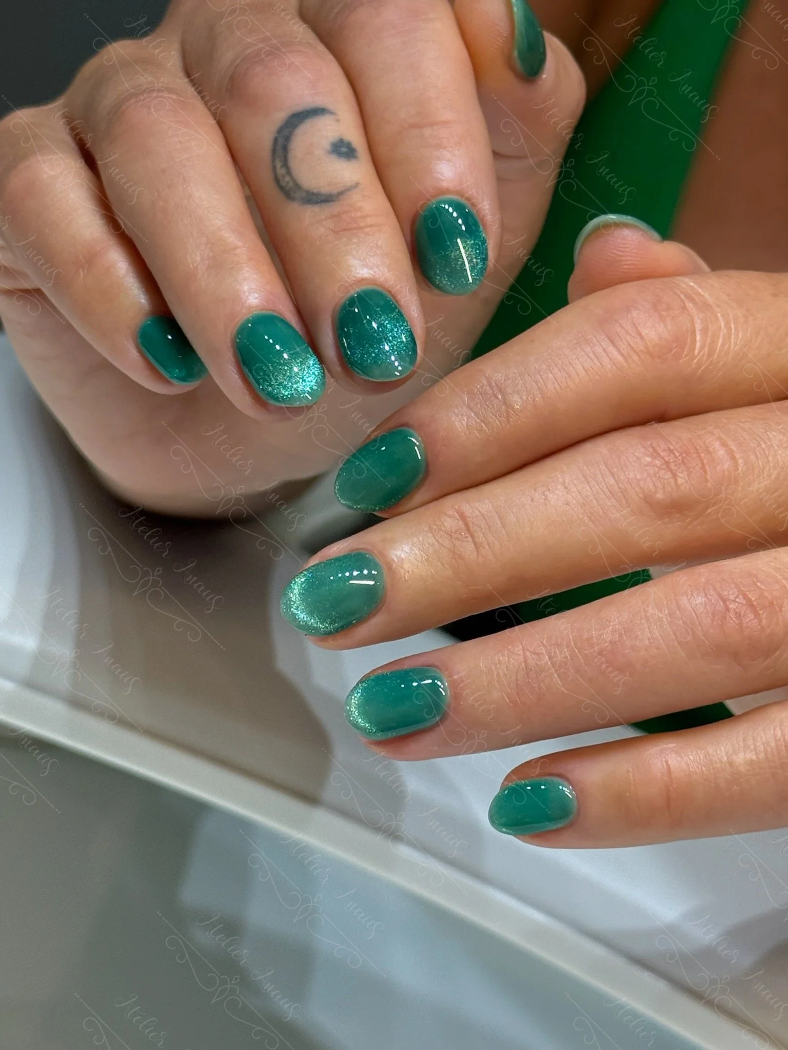 Cat-Eye Shimmer Visual Idea Cat-Eye Shimmer Visual Idea — Emerald Green Nails