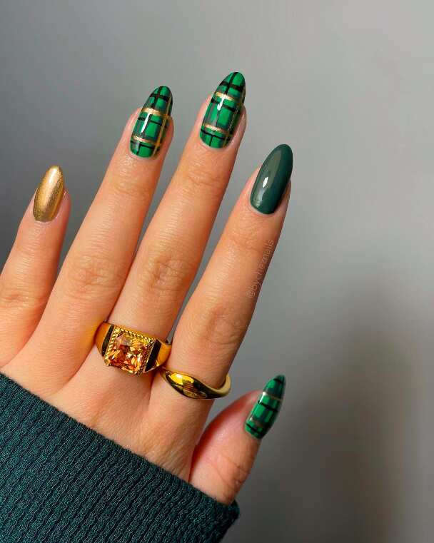 Emerald Green Gold Plaid Accent Emerald Green Gold Plaid Accent — Winter Plaid Nails