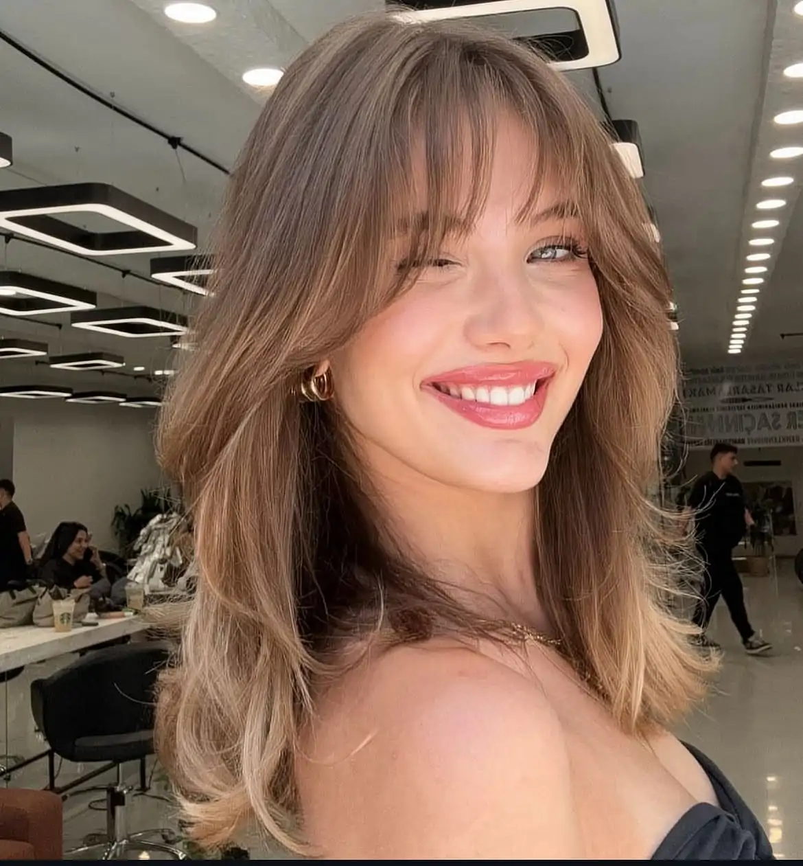 Los mejores cortes de pelo media melena a capas con flequillo: chic y muy favorecedores