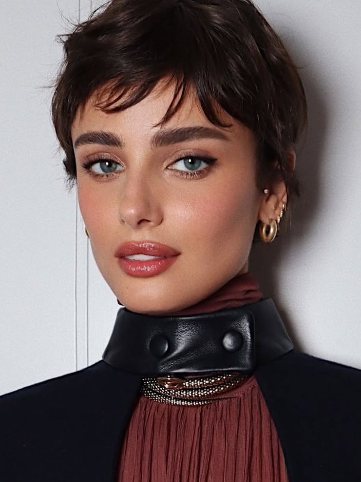 Tousled Dark Brown Pixie With Soft Bangs Tousled Dark Brown Pixie With Soft Bangs — Winter Haircuts for Women
