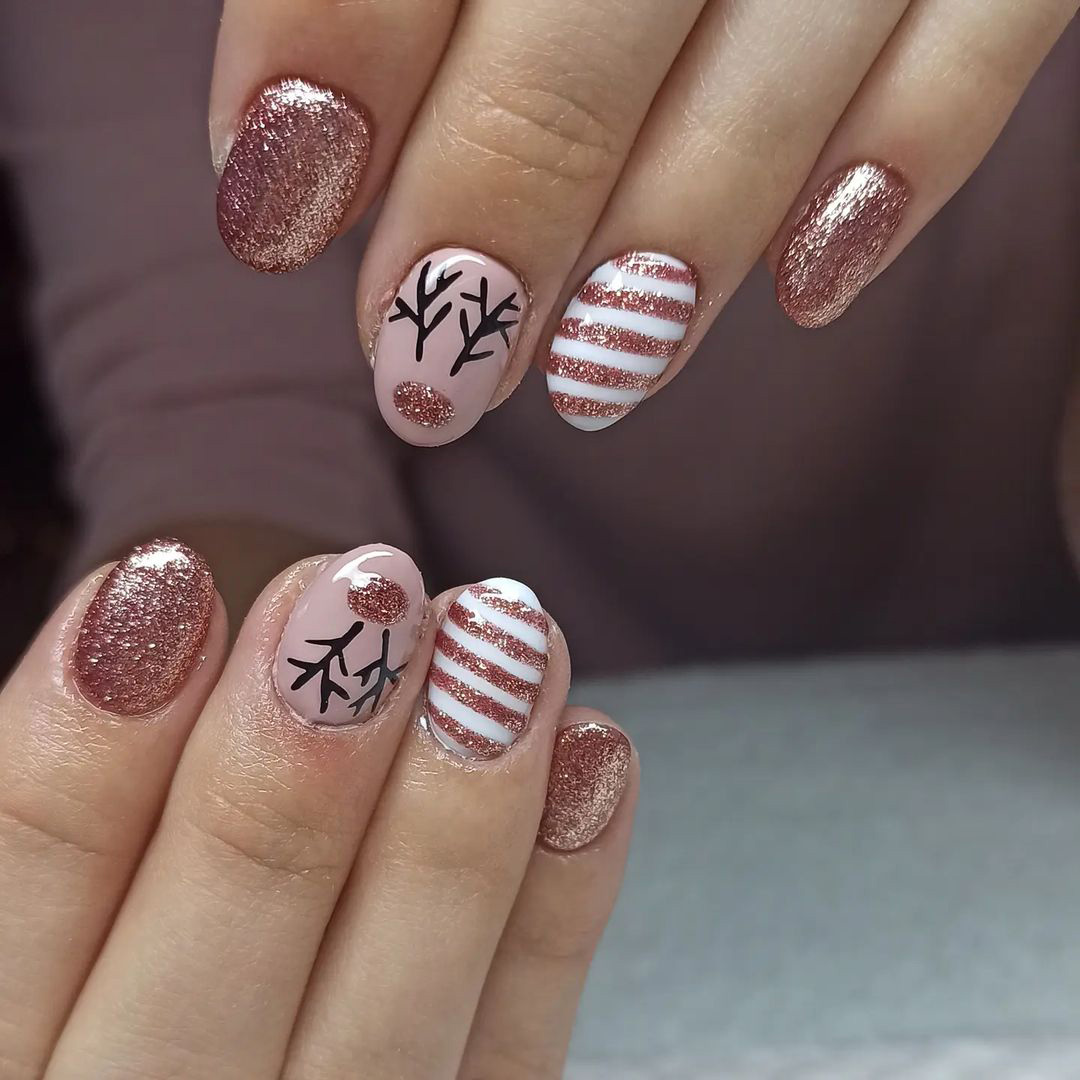 Nude with Rose Gold Glitter and Reindeer Antlers Nude with Rose Gold Glitter and Reindeer Antlers — Winter Nail Art Simple