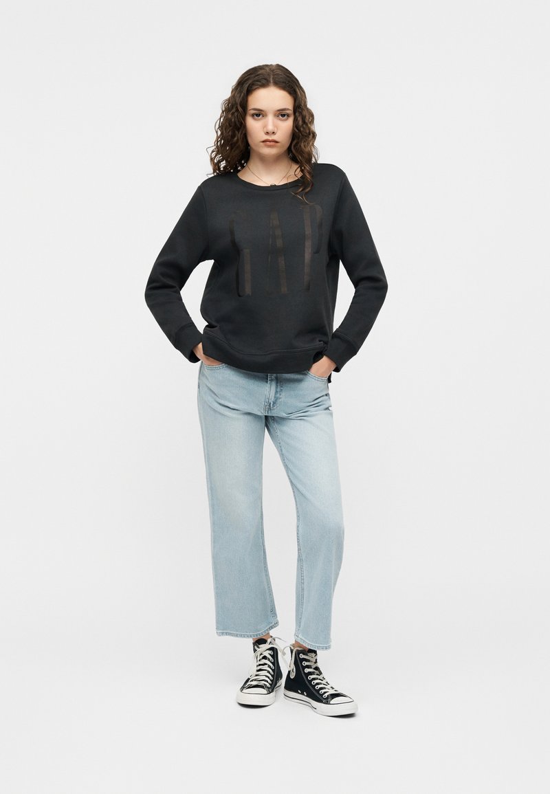 Relaxed Grey GAP Sweatshirt with Wide-Leg Jeans for Everyday Comfort Relaxed Grey GAP Sweatshirt with Wide-Leg Jeans for Everyday Comfort — Nashville Winter Outfits