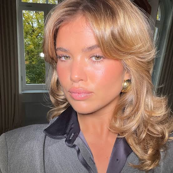 Ash Blonde Shag With Curtain Bangs Ash Blonde Shag With Curtain Bangs — Winter Hair Colors