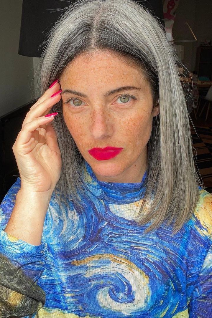 No Bangs Collarbone Layers With Gray and Silver Blend No Bangs Collarbone Layers With Gray and Silver Blend — Gray Blending Highlights