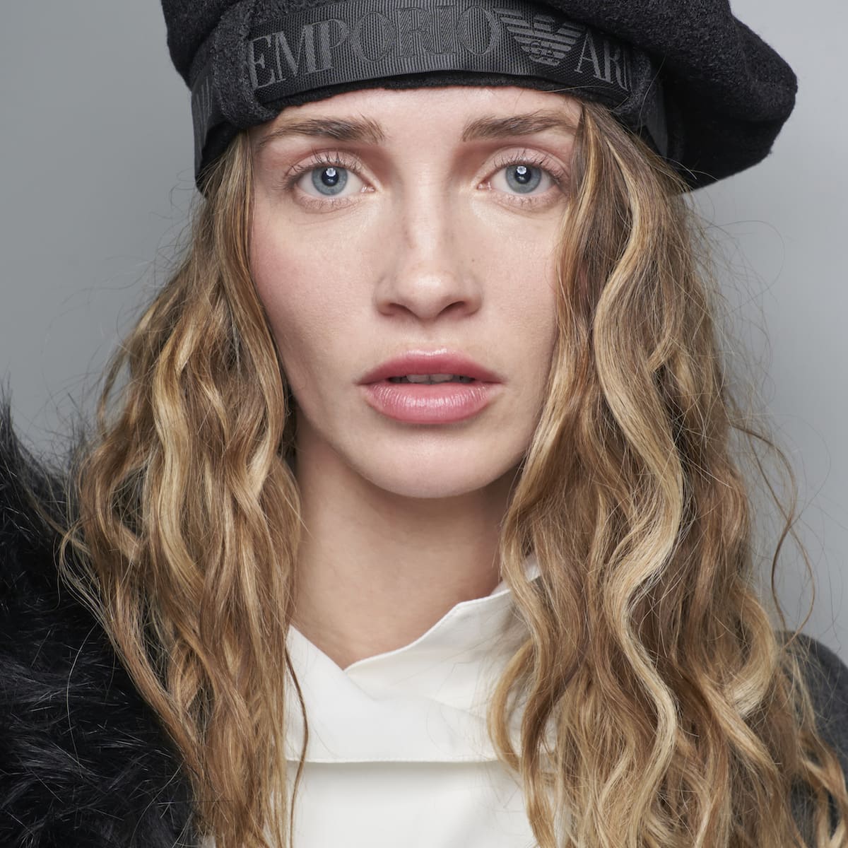 Layers Collarbone Dark Blonde with Lighter Highlights Layers Collarbone Dark Blonde with Lighter Highlights — Winter Ombre Hair