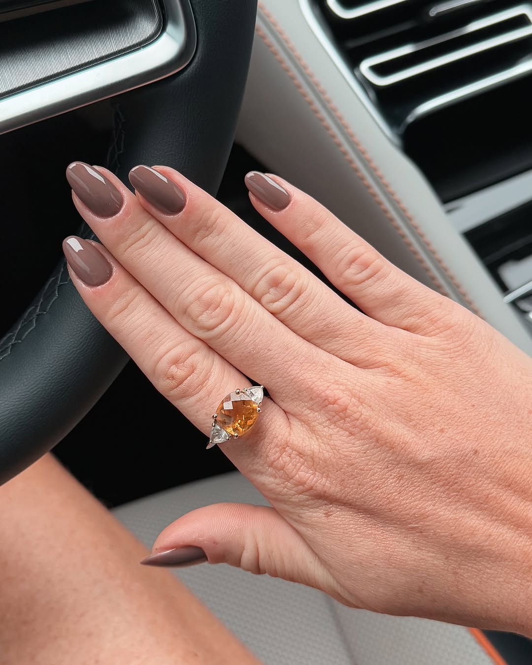 Mocha Mousse: el color del año 2025 también reina en tus uñas
