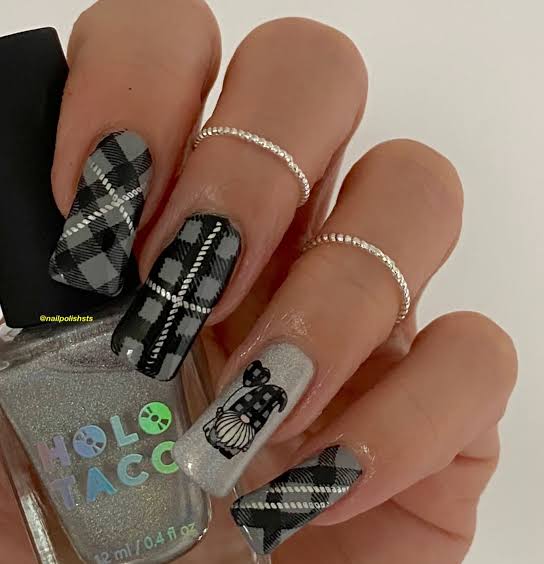 Black White Grey Plaid with Gnome Accent Black White Grey Plaid with Gnome Accent — Winter Plaid Nails
