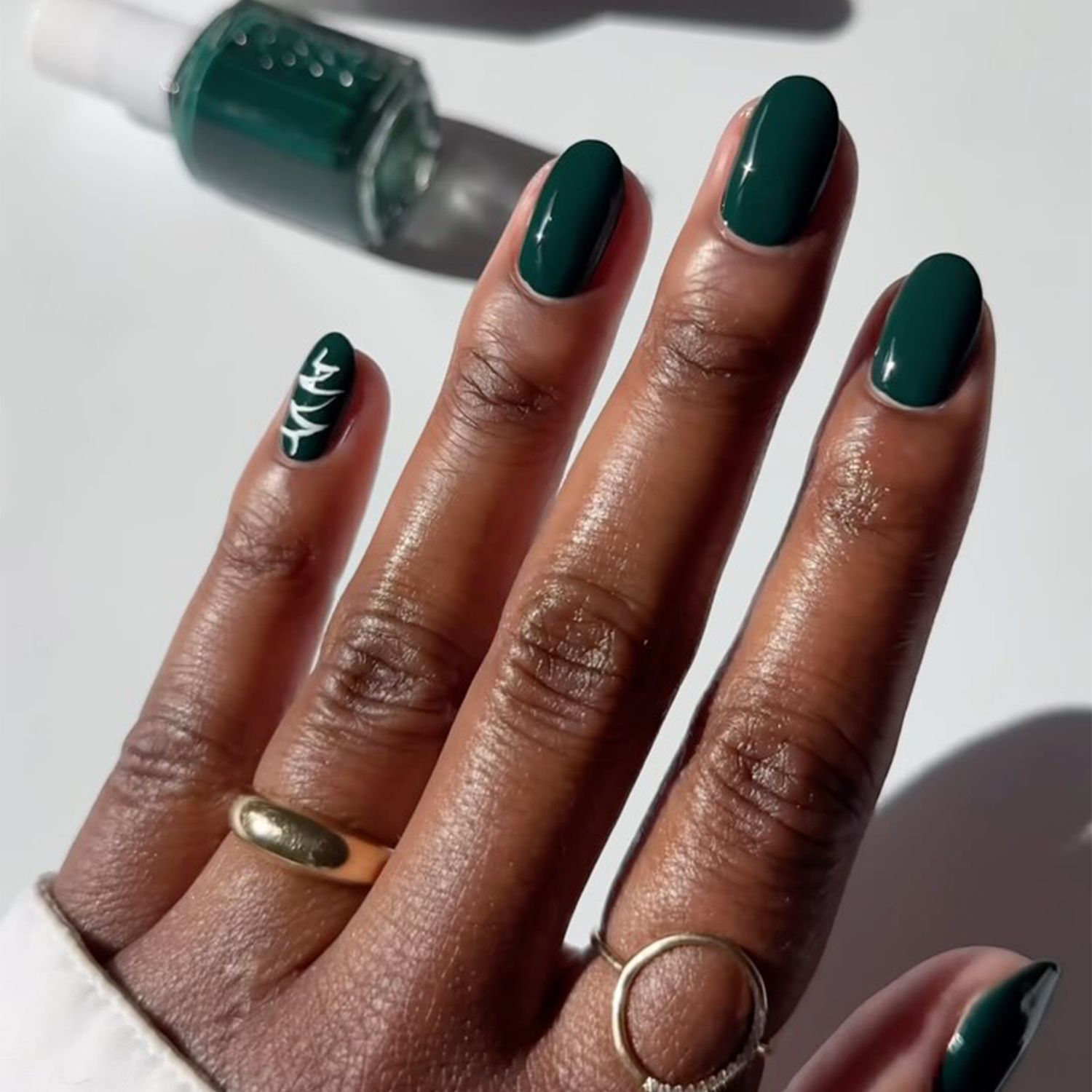 Forest Green Oval White Tree Nails Forest Green Oval White Tree Nails — Minimalist Christmas Nails 2026