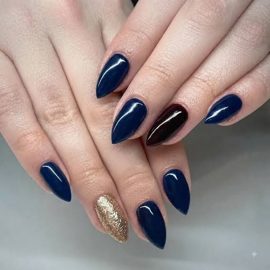 Single Accent Nail With Gold Glitter Visual Idea Single Accent Nail With Gold Glitter Visual Idea — Christmas Nail Colors 2026