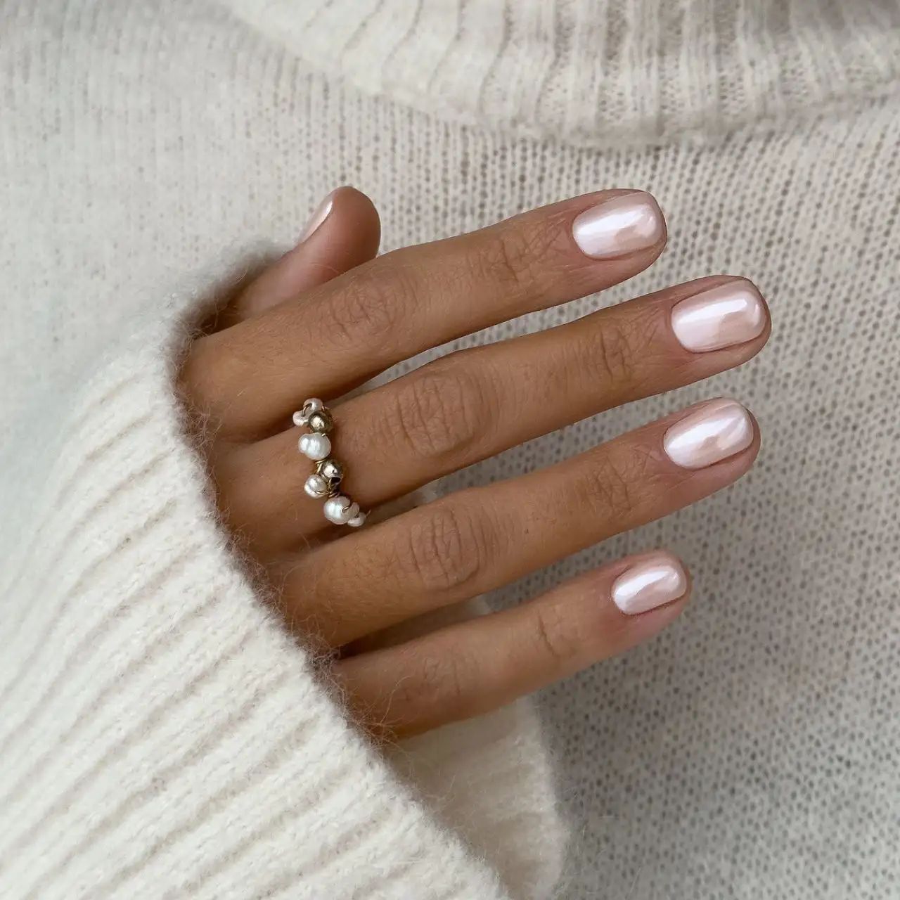 Short Oval Pale Pink Pearlescent Polish — Winter Champagne Nails