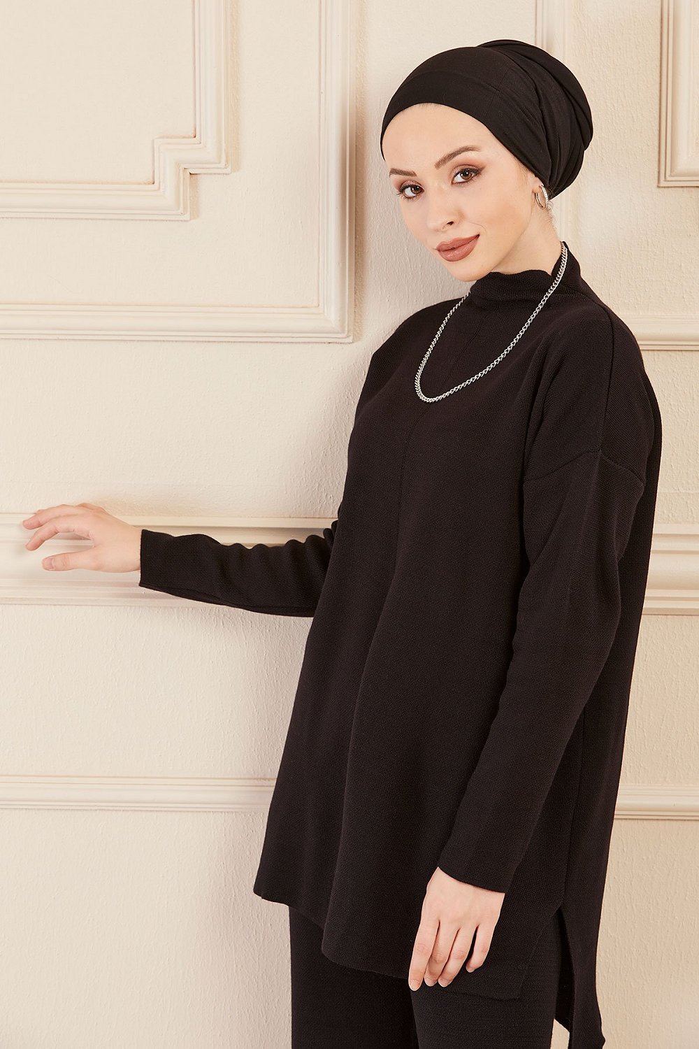 Monochromatic Black Knit Tunic and Trousers Monochromatic Black Knit Tunic and Trousers — Modest Winter Outfits