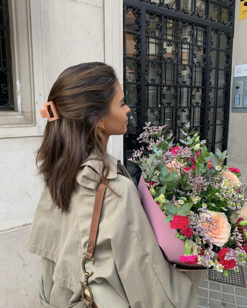 Shoulder-Length Half-Up With Decorative Clip Shoulder-Length Half-Up With Decorative Clip — Cute Winter Hairstyles
