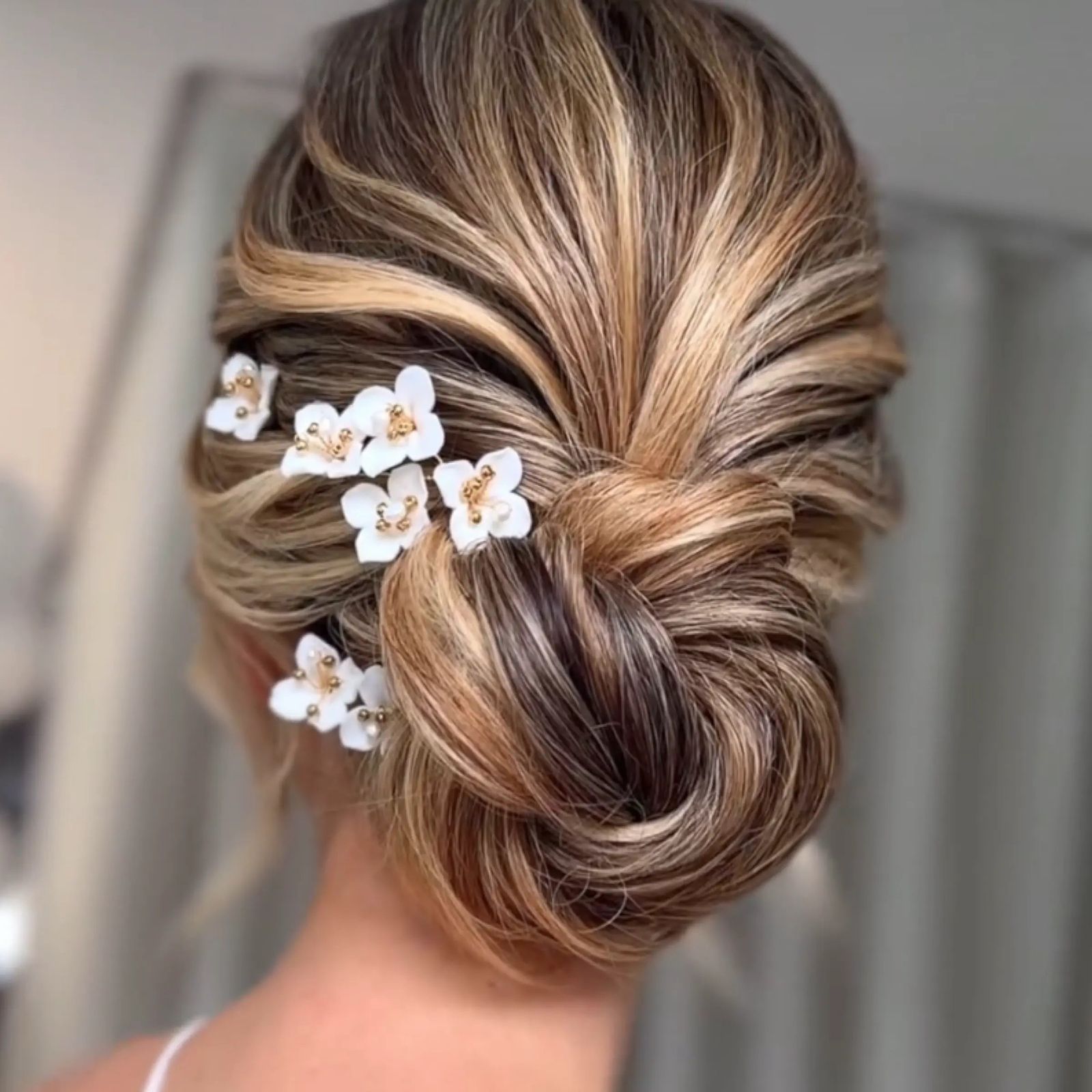 Honey Blonde Chignon With Pins Honey Blonde Chignon With Pins — Winter Updos