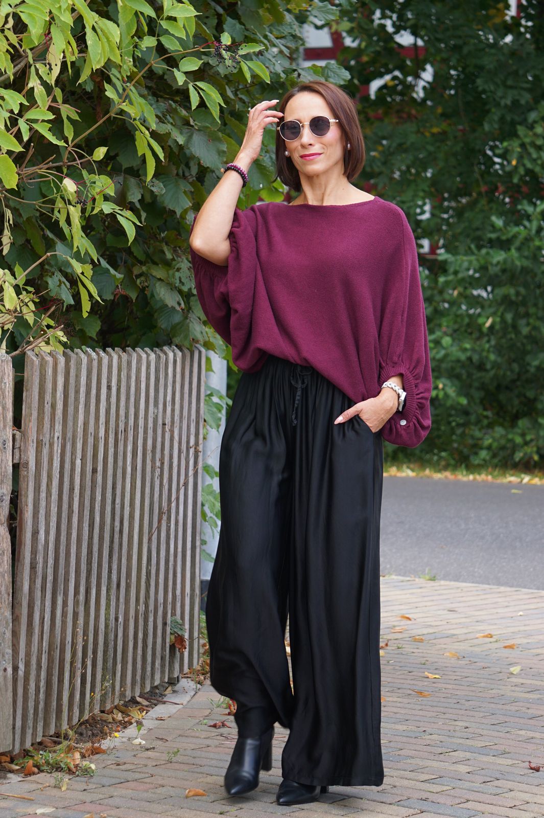Black Pointed-Toe Boots Outfit Idea Black Pointed-Toe Boots Outfit Idea — Burgundy Outfits
