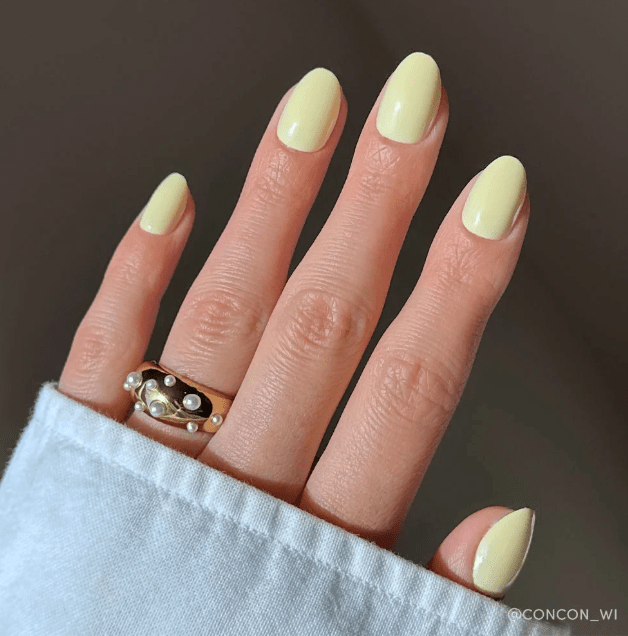 Soft Pale Yellow Glossy Oval Nails Soft Pale Yellow Glossy Oval Nails — Short Winter Oval Nails