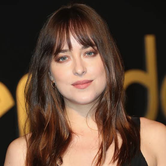 Loose Waves With Wispy Bangs And Auburn Loose Waves With Wispy Bangs And Auburn — Winter Hairstyles for Thick Hair