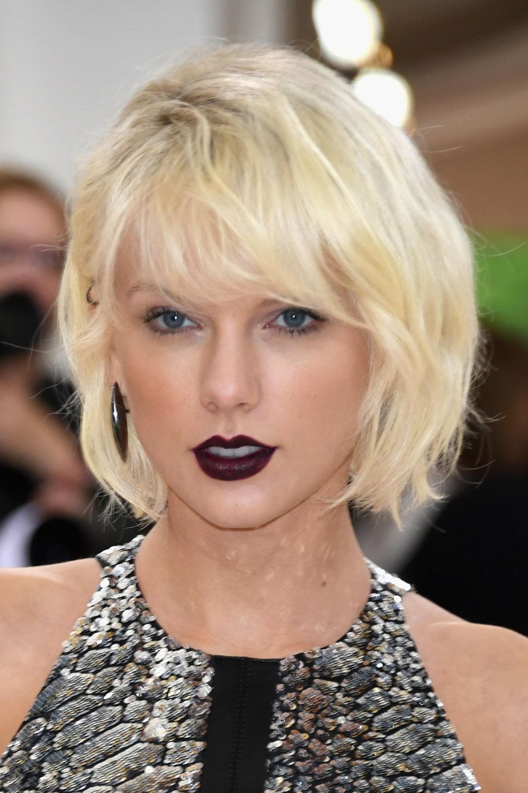 Front View Ash Blonde Bob With Soft Curtain Bangs — Winter Haircuts for Oval Faces