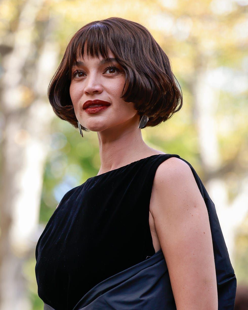 Chin-Length Blunt Bob with Full Bangs Chin-Length Blunt Bob with Full Bangs — Winter Haircuts for Thick Hair
