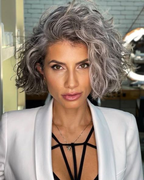 No Bangs Chin Bob With Blended Gray and Silver Highlights No Bangs Chin Bob With Blended Gray and Silver Highlights — Gray Blending Highlights