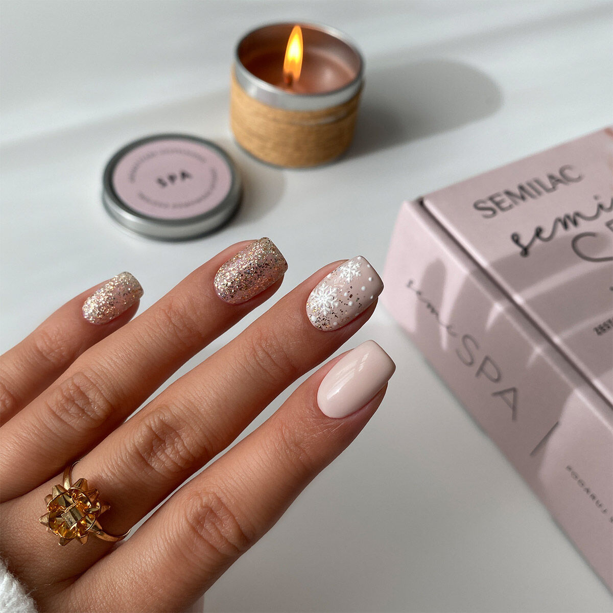 Short Oval Ombre with Glitter and Snowflake Short Oval Ombre with Glitter and Snowflake — Snowflake Nails
