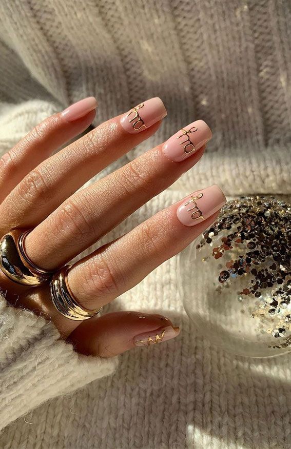 Visible Visual Idea Visible Visual Idea — Minimalist Christmas Nails 2026