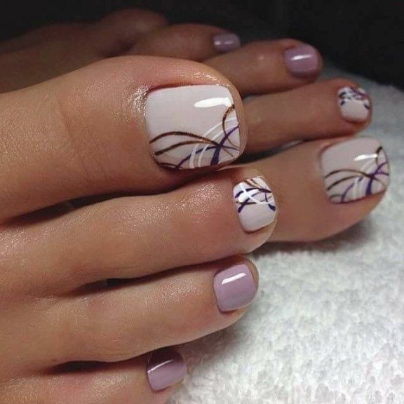 Abstract Lines on Beige and Lilac Abstract Lines on Beige and Lilac — Winter Toe Nails