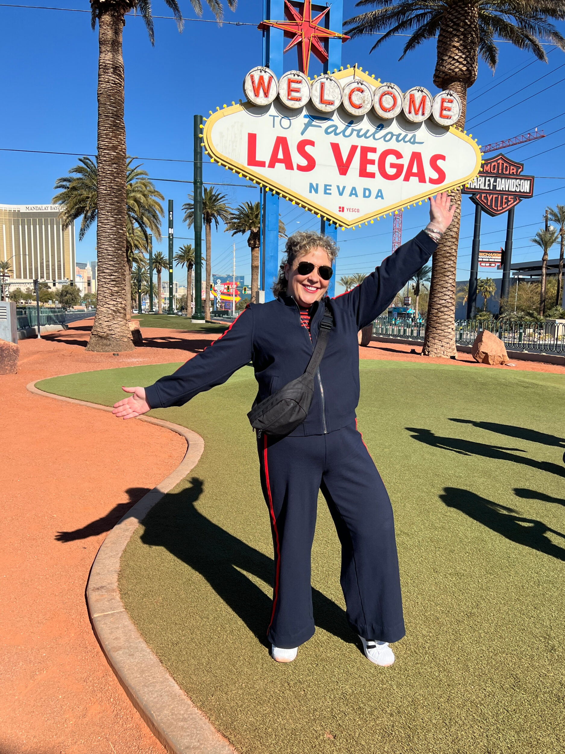 Sporty Tracksuit with Belt Bag for Casual Sightseeing — Las Vegas Winter Outfits