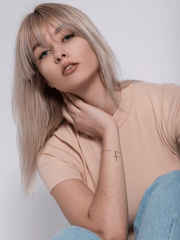 Air-Dried Bob With Wavy Curtain Bangs Air-Dried Bob With Wavy Curtain Bangs — Winter Haircuts for Round Faces