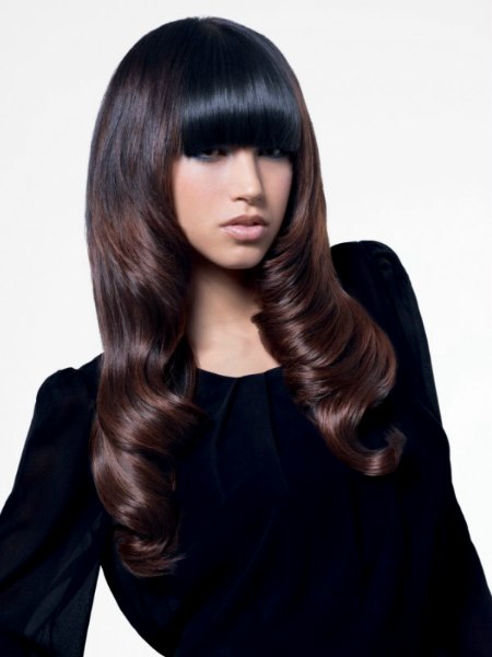 Lange Frisur mit grossen Locken und Wellen | Dicker, glatter Pony