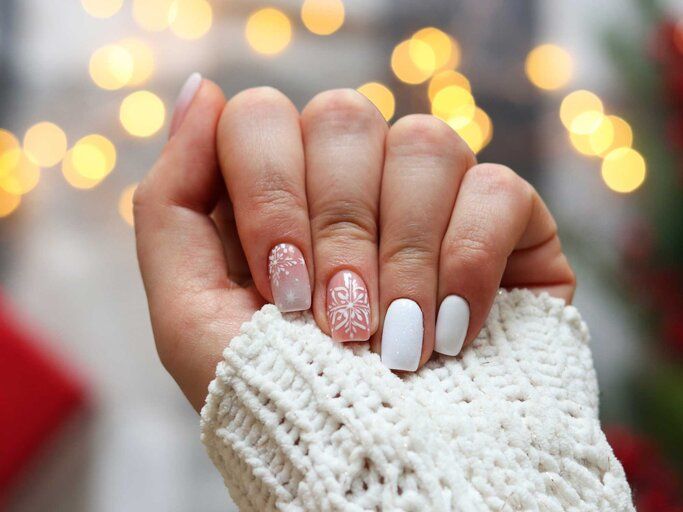Pale Pink Snowflakes Matte & Glossy Pale Pink Snowflakes Matte & Glossy — Sparkly Winter Nails