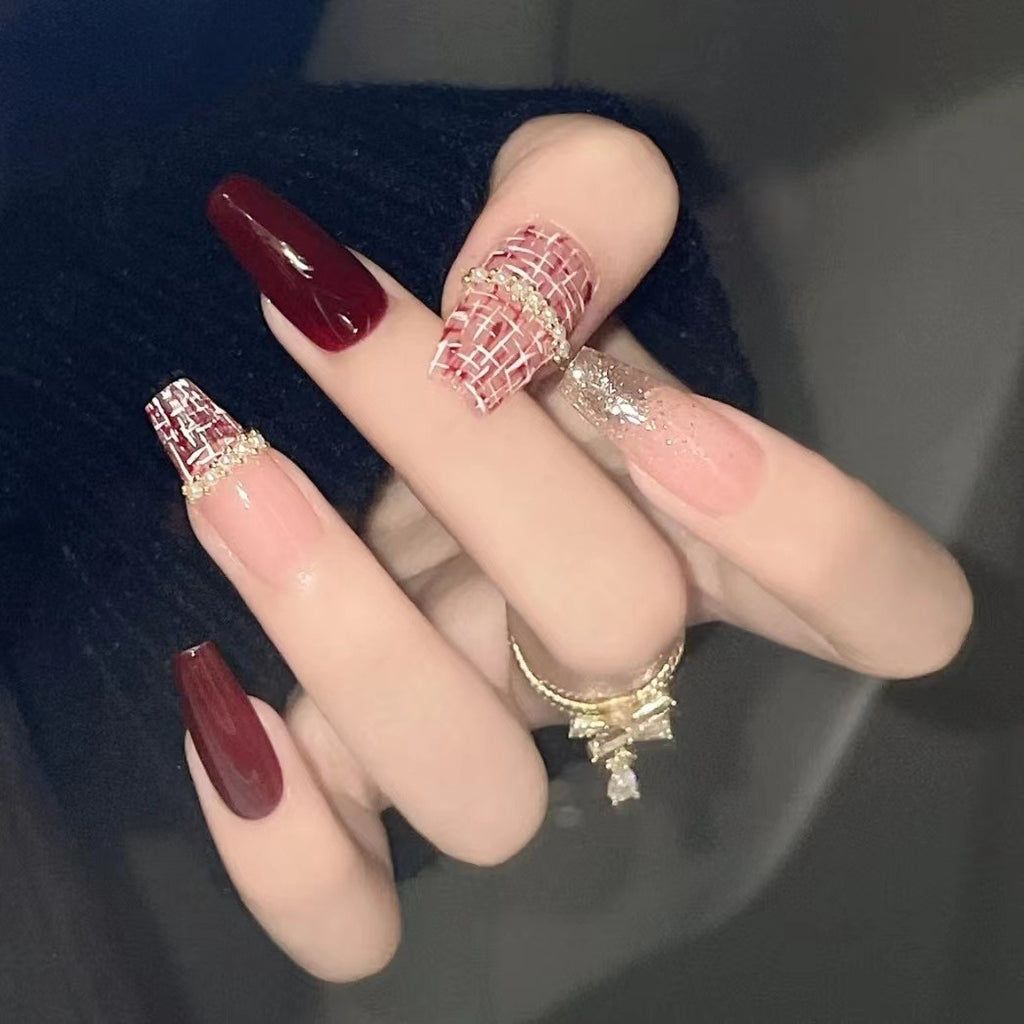 Visual Idea — White Short Winter Coffin Nails