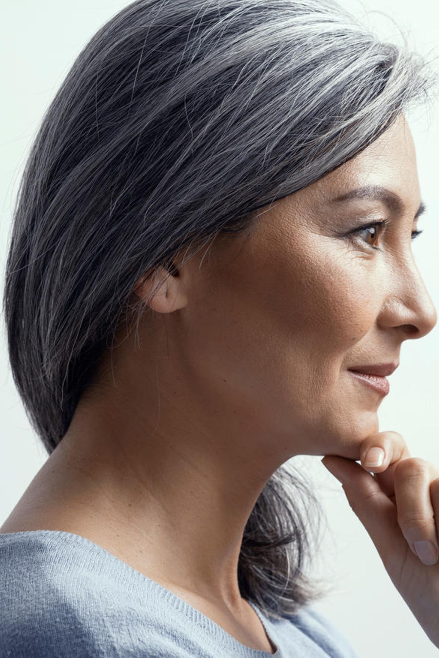 Shoulder-Length Silver Waves Shoulder-Length Silver Waves — Winter Hairstyles for Gray Hair