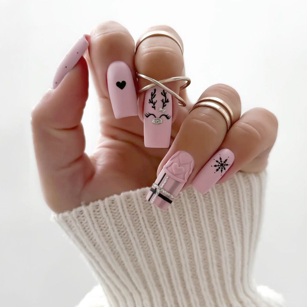 Deep Red & Gold Bow Accent Oval Nails Deep Red & Gold Bow Accent Oval Nails — Winter Date Night Nails