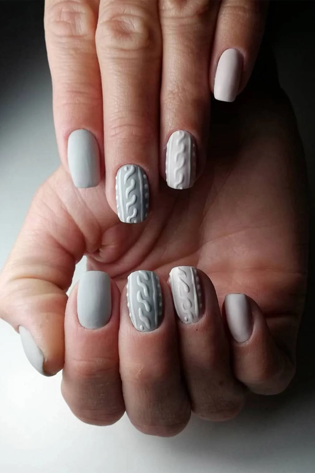 Matte Grey and Pink Cable Knit Texture Matte Grey and Pink Cable Knit Texture — Winter Nail Art Simple
