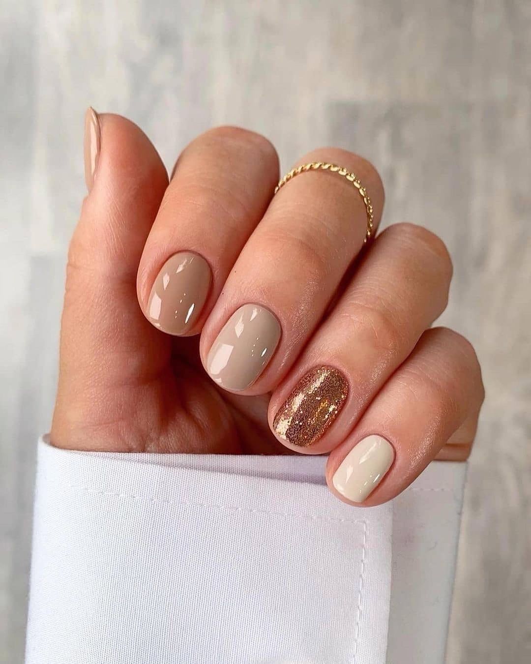 Nude Glitter Accent Oval Nails Nude Glitter Accent Oval Nails — Short Winter Oval Nails