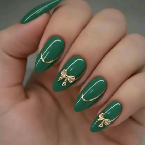 Gold Bows And Thin Lines On Accent Nails Visual Idea Gold Bows And Thin Lines On Accent Nails Visual Idea — Emerald Green Nails