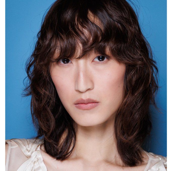 Shoulder-Length Shag With Wavy Bangs Shoulder-Length Shag With Wavy Bangs — Winter Haircuts with Curtain Bangs