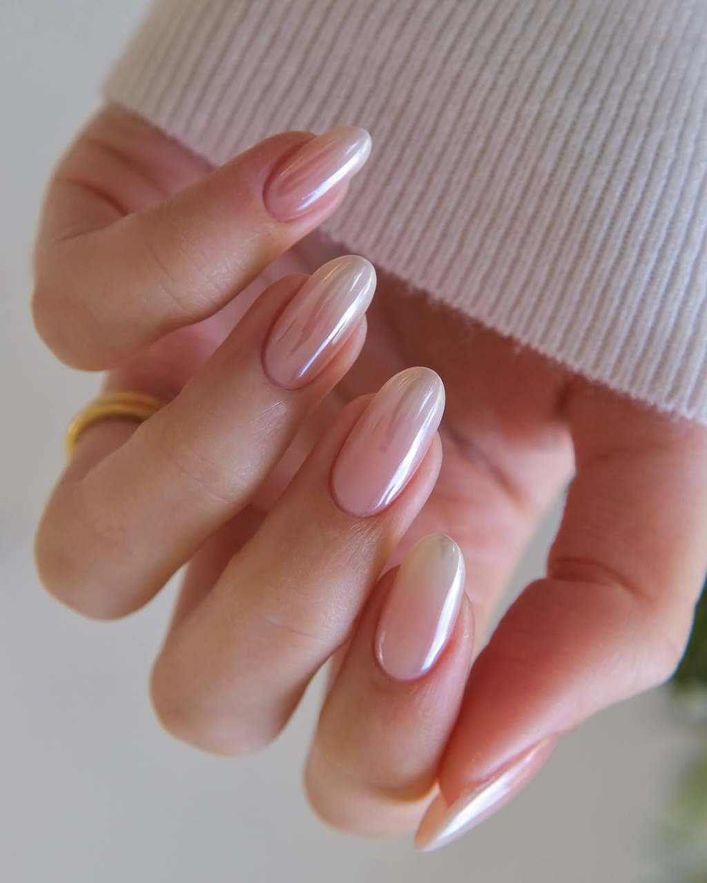 Pearlescent Pink to Nude Chrome Oval Nails Pearlescent Pink to Nude Chrome Oval Nails — Minimalist New Years Nails 2027