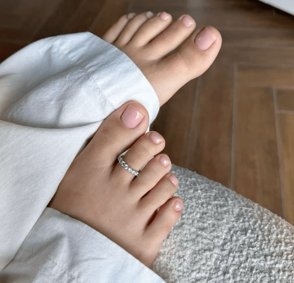 Pale Pink with Delicate Toe Ring Sparkle Pale Pink with Delicate Toe Ring Sparkle — Winter Toe Nails