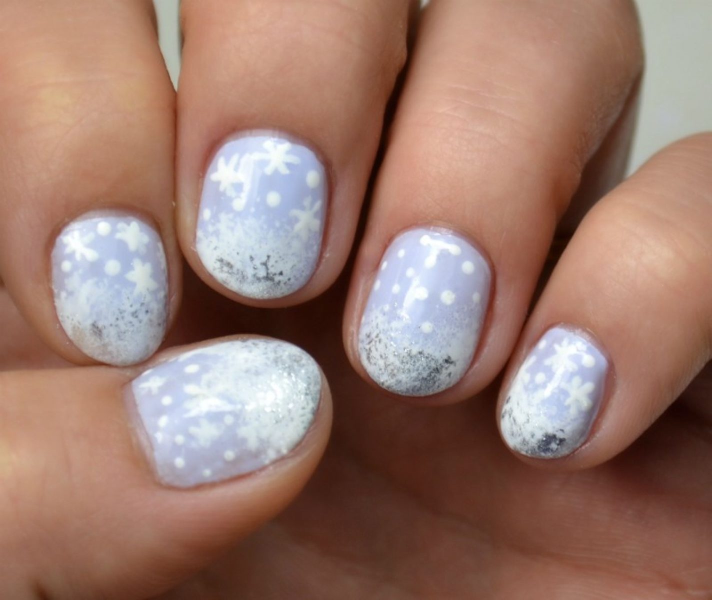 Light Purple with Snowflakes and Glitter Snow Light Purple with Snowflakes and Glitter Snow — Winter Nail Art Simple