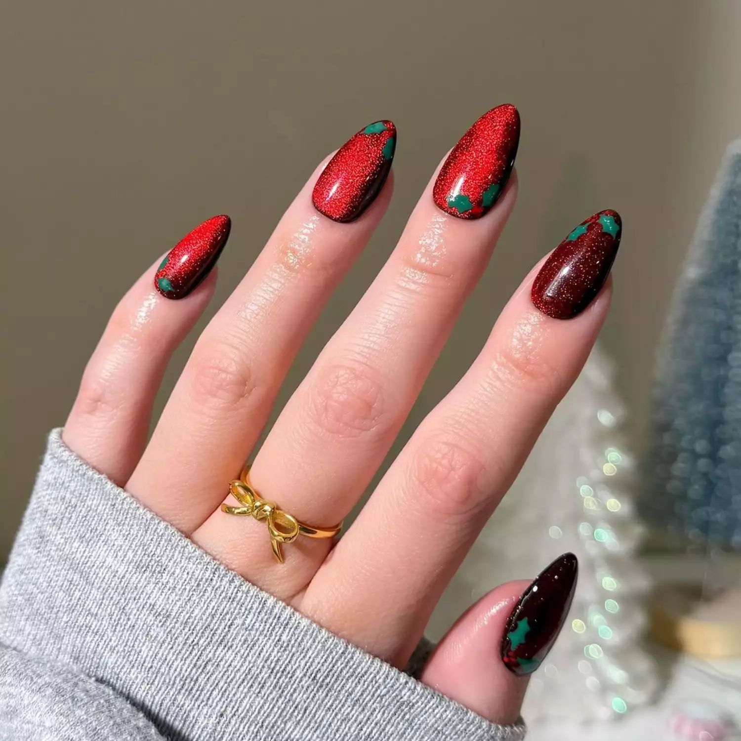 Cat-Eye Glitter Visual Idea Cat-Eye Glitter Visual Idea — Red Christmas Nails 2026