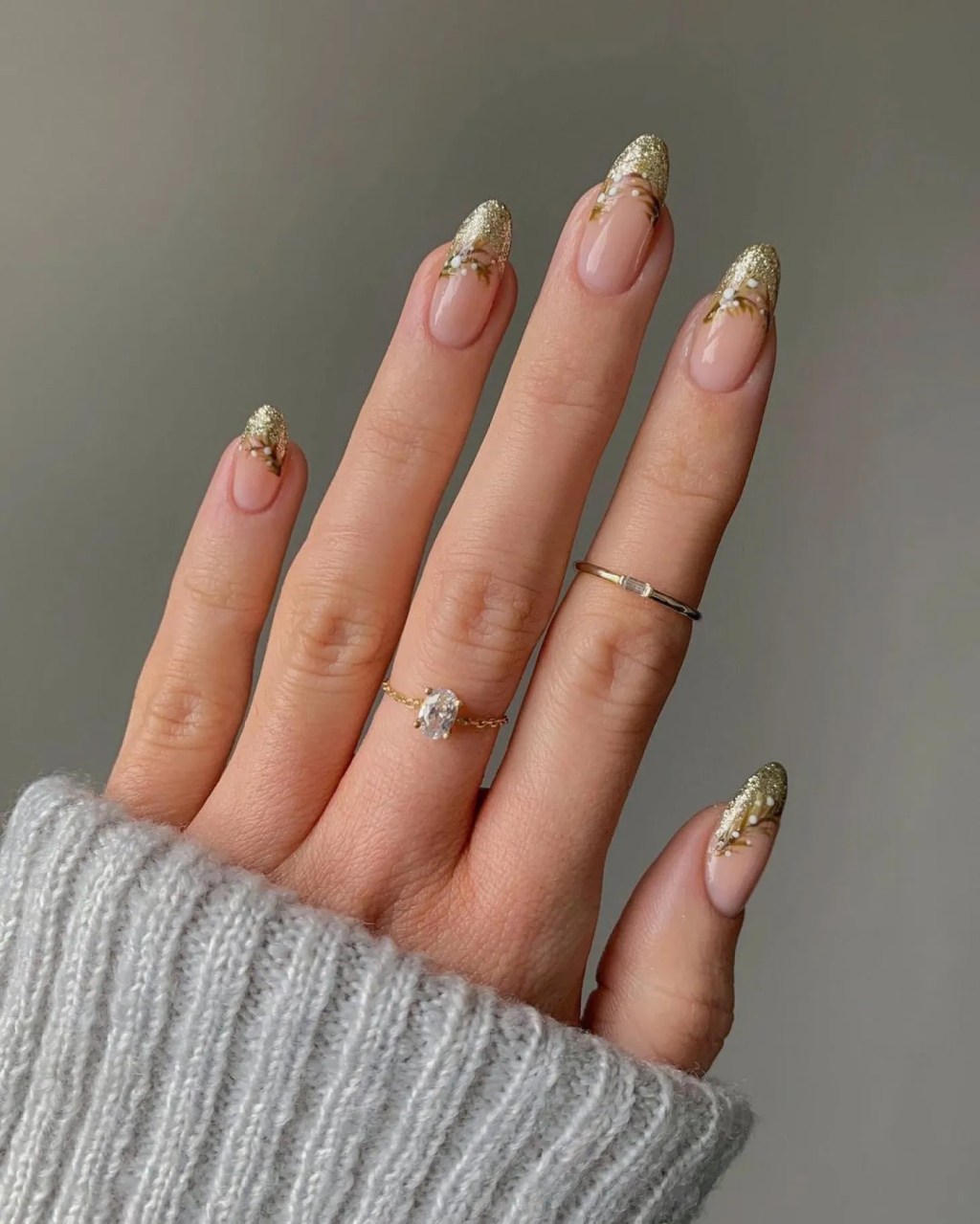 Gold Glitter French Tips with Leaf Accents Gold Glitter French Tips with Leaf Accents — Winter Nail Trends