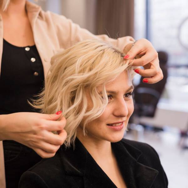 Beige Blonde Bob With Textured Ends Beige Blonde Bob With Textured Ends — Short Winter Haircuts
