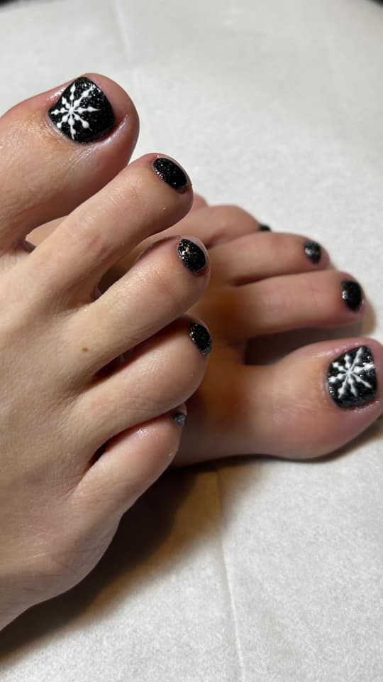 Glossy With Dense Glitter Visual Idea Glossy With Dense Glitter Visual Idea — Christmas Pedicure 2026