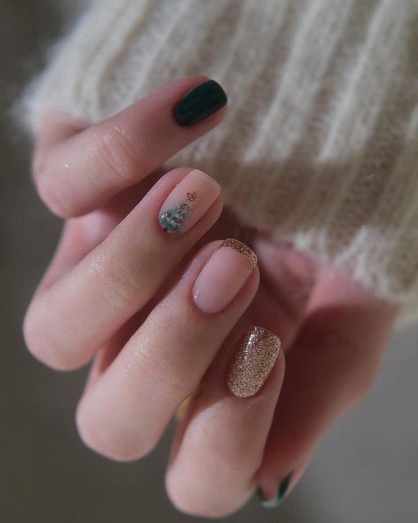 Winter Holiday Visual Idea Winter Holiday Visual Idea — Minimalist Christmas Nails 2026
