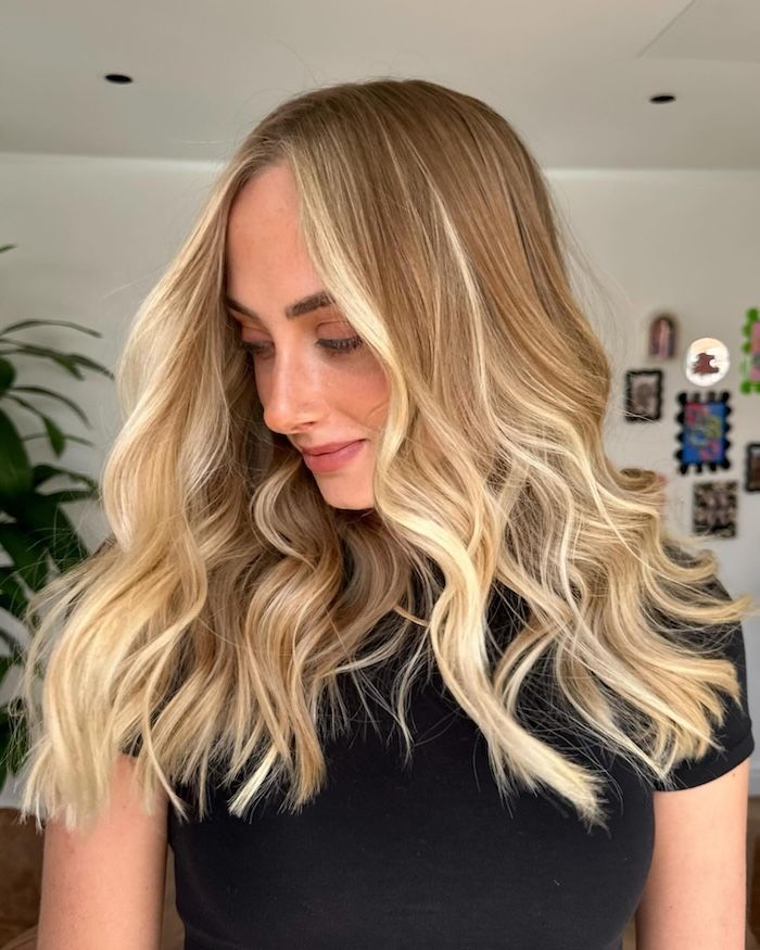 Collarbone Platinum Blonde Balayage on Dark Blonde Lob Collarbone Platinum Blonde Balayage on Dark Blonde Lob — Reverse Balayage