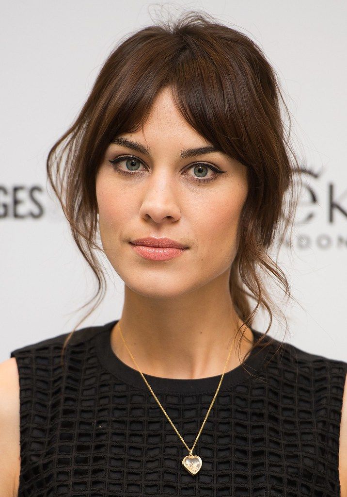 Dark Brown Collarbone Bob With Curtain Bangs Dark Brown Collarbone Bob With Curtain Bangs — Winter Haircuts for Heart Shaped Faces