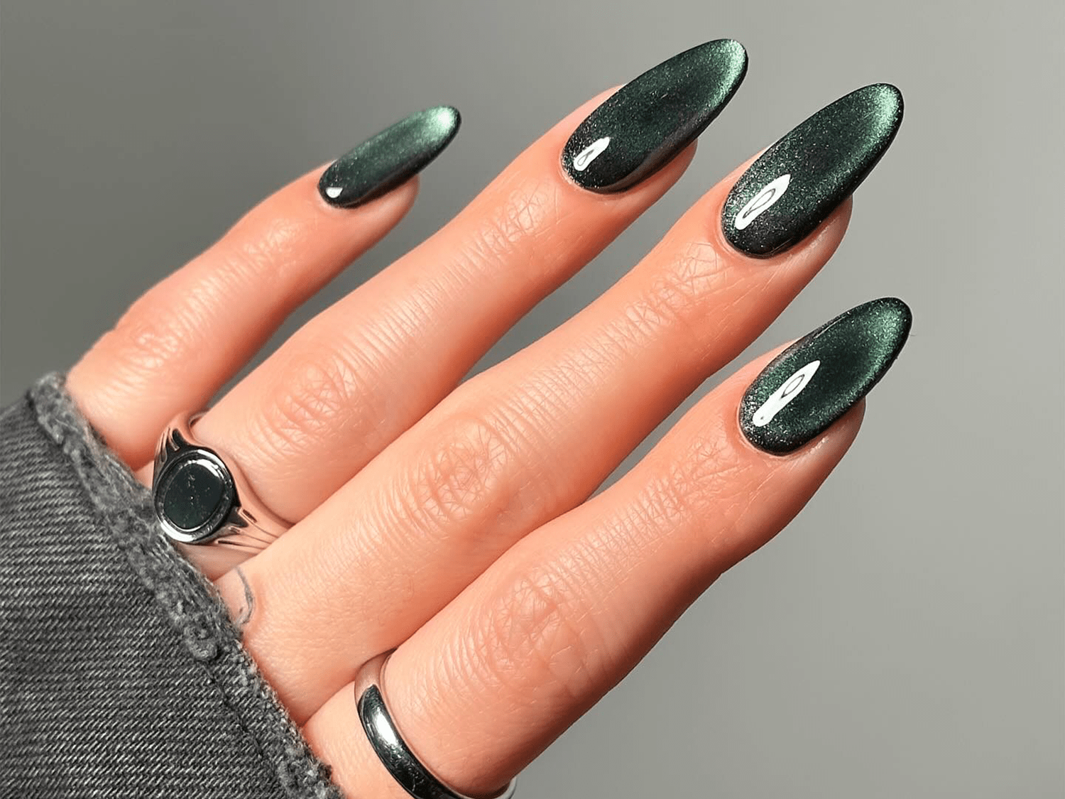 One Hand Close-Up Visual Idea One Hand Close-Up Visual Idea — Emerald Green Nails