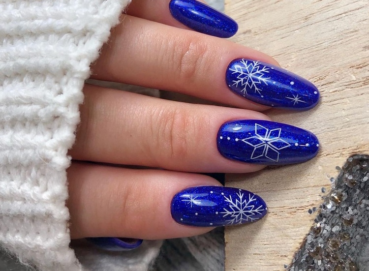 Royal Blue Oval Nails with White Snowflakes Royal Blue Oval Nails with White Snowflakes — Snowflake Nails